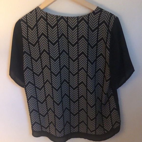 Black and cream geometric print short sleeve blouse - Picture 2 of 4
